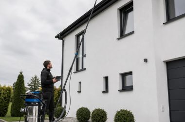 Professionelle Dachrinnenreinigung Nürnberg Professionelle Dachrinnenreinigung an einem Wohnhaus in Nürnberg