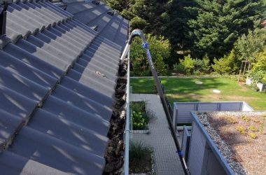 Dachrinnenreinigung Nürnberg – Kosten & Zusatzleistung Professionelle Dachrinnenreinigung an einem Wohnhaus in Nürnberg