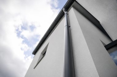Dachrinnenreinigung Nürnberg – Fallrohrreinigung Fallrohrreinigung bei einer professionellen Dachrinnenreinigung in Nürnberg