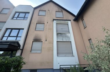 Fassadenflecken durch wiederkehrenden Algenbefall an einer Hausfassade