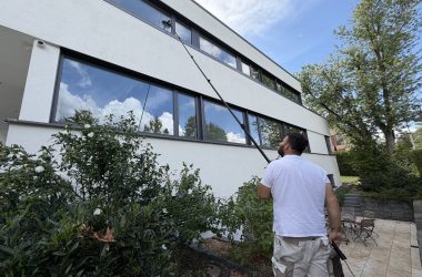 Fensterputzer Nürnberg – professionelle Glasreinigung Fensterputzer in Nürnberg bei der professionellen Reinigung einer Glasfassade