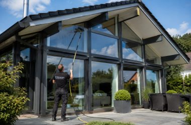 Glasfassadenreinigung Nürnberg – Kosten & Aufwand Fenster- und Glasfassadenreinigung am HUF-Haus in Nürnberg – Kosten abhängig von Fläche und Zugänglichkeit